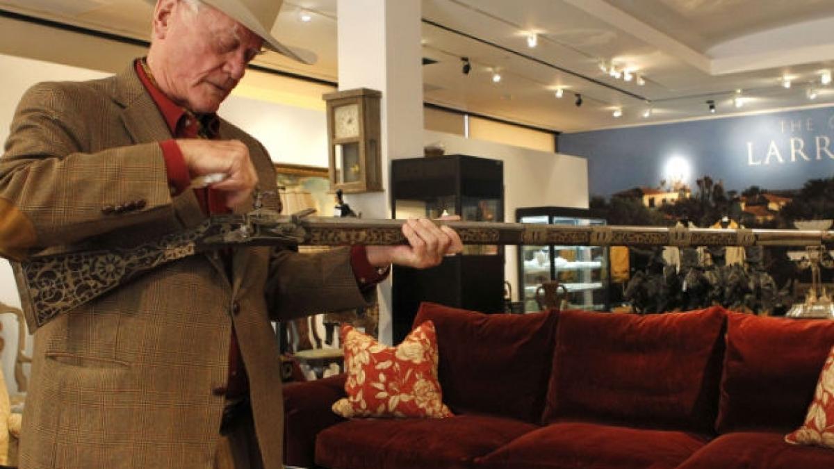 JR Ewing îşi scoate pălăria la licitaţie - video.