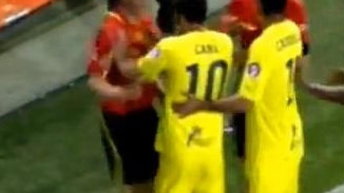 A lovit arbitrul şi a luat doar galben.