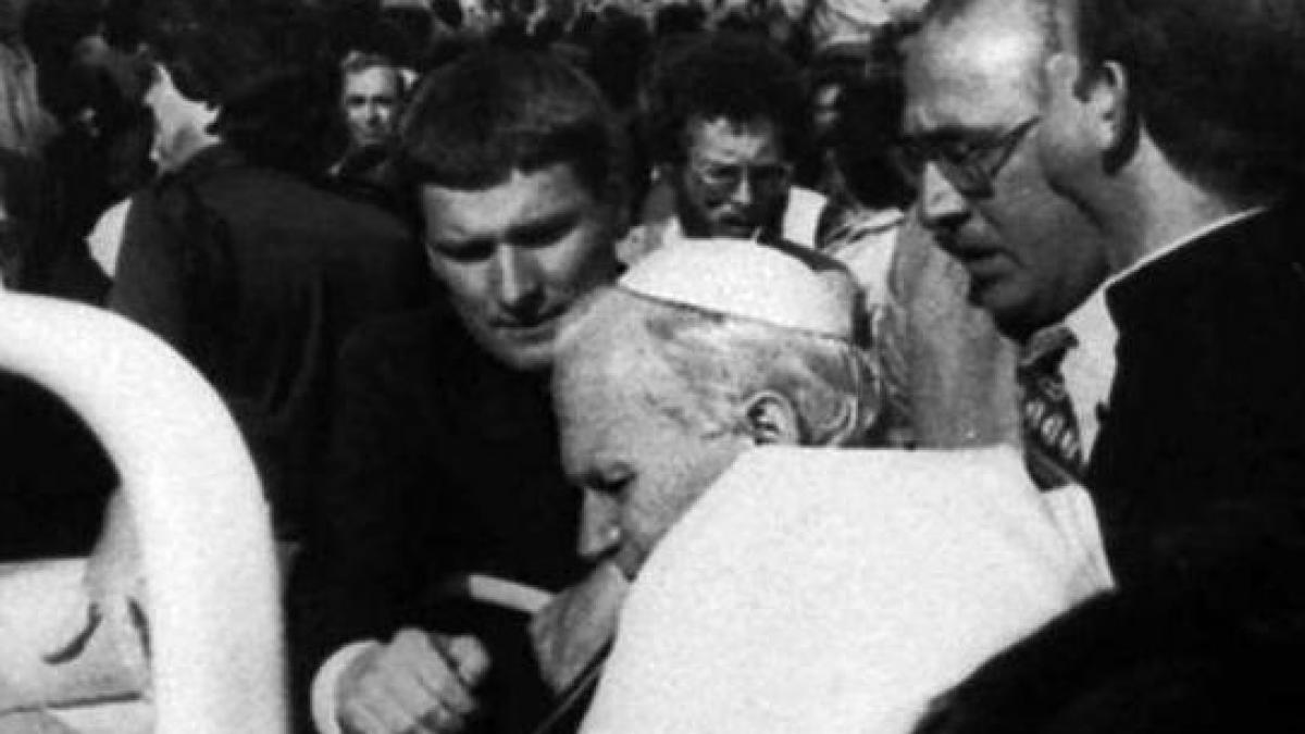 Asasinarea Papei Ioan Paul al II-la, comandată de sovietici.