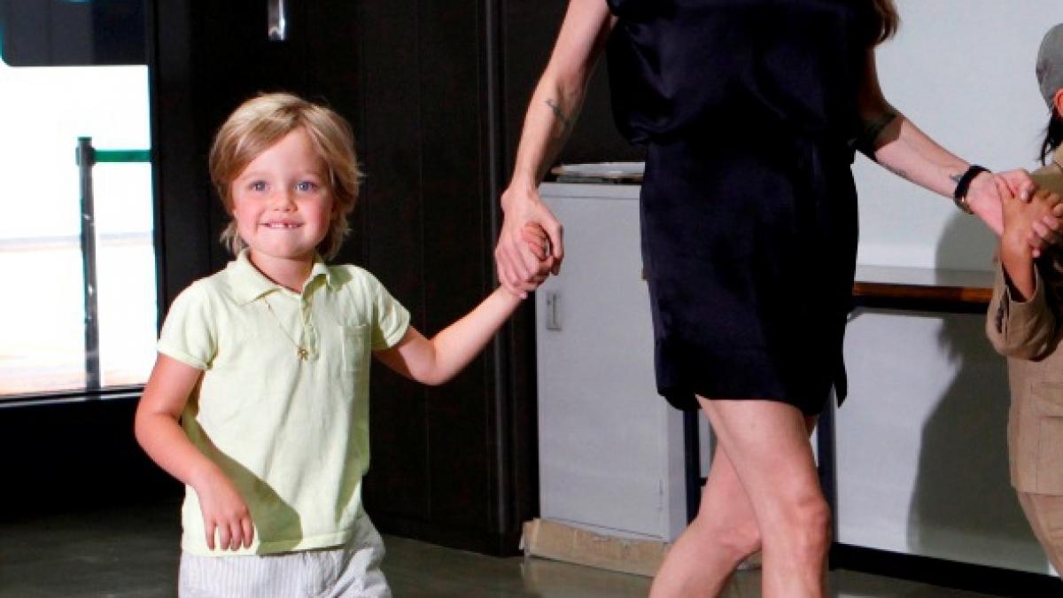 Chaz Bono o calcă pe nervi pe Angelina Jolie.