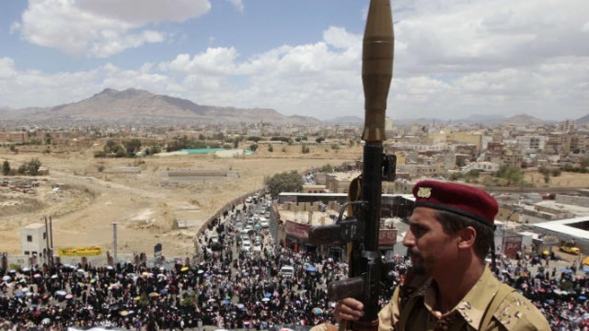 Diplomaţi occidentali evacuaţi cu elicopterul din Yemen.