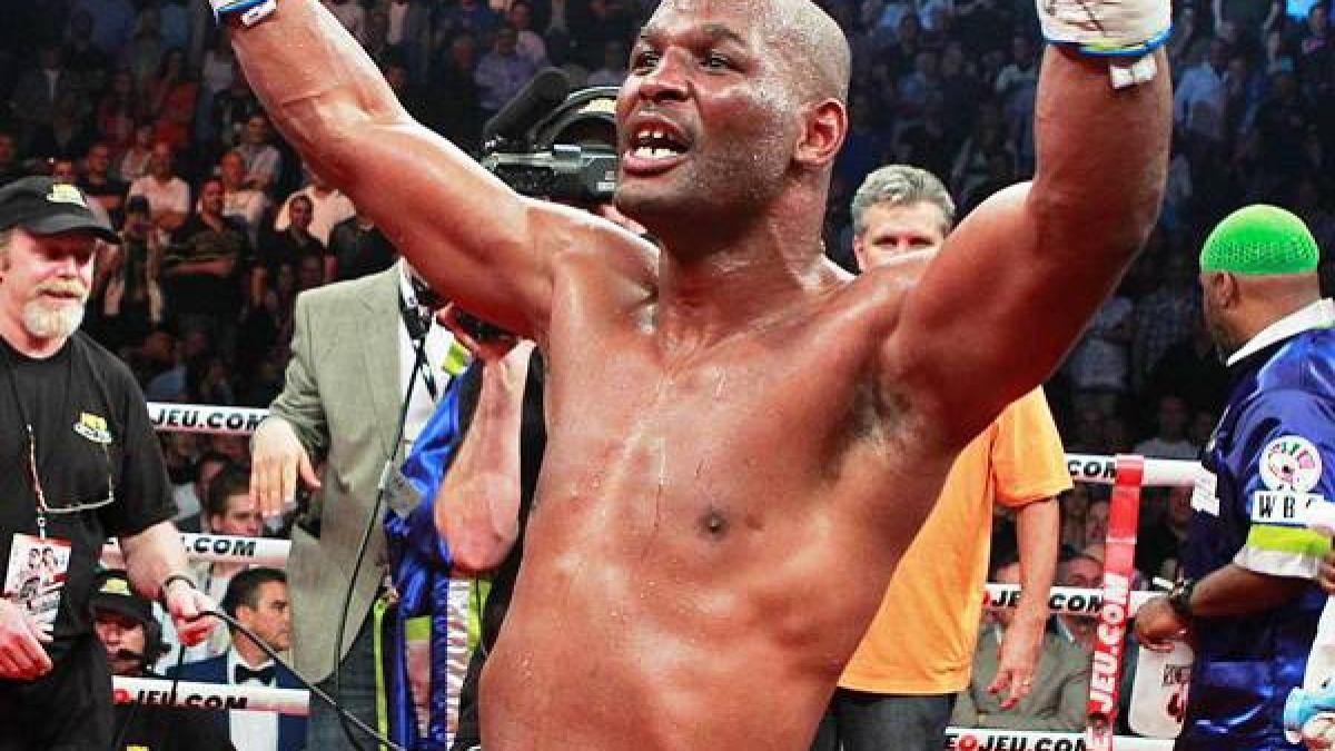 Bernard Hopkins, cel mai în vârstă campion mondial din istoria boxului!.