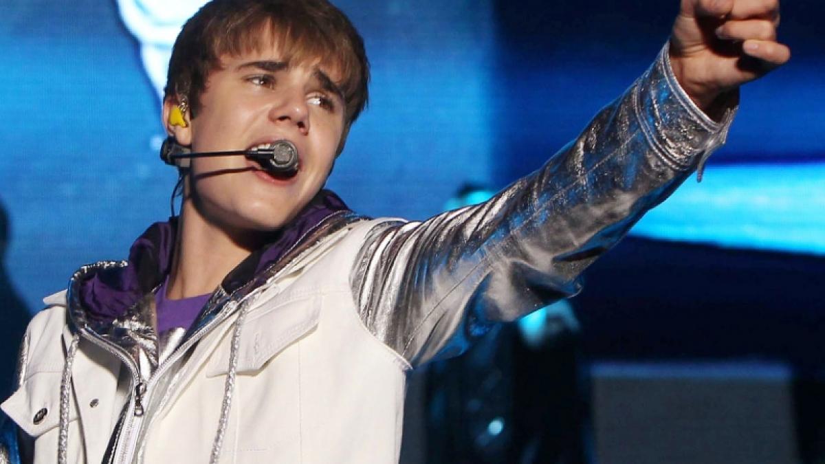 Justin Bieber a primit interdicţie să o vadă pe Rihanna.