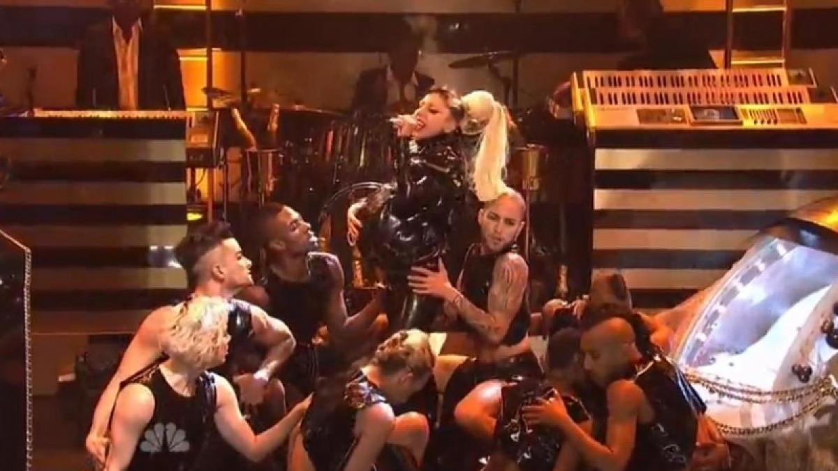 Lady Gaga a „născut” pe scenă (Video).