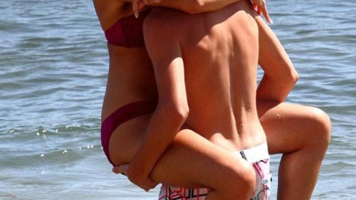 Justin Bieber şi Selena Gomez se giugiulesc la malul mării.