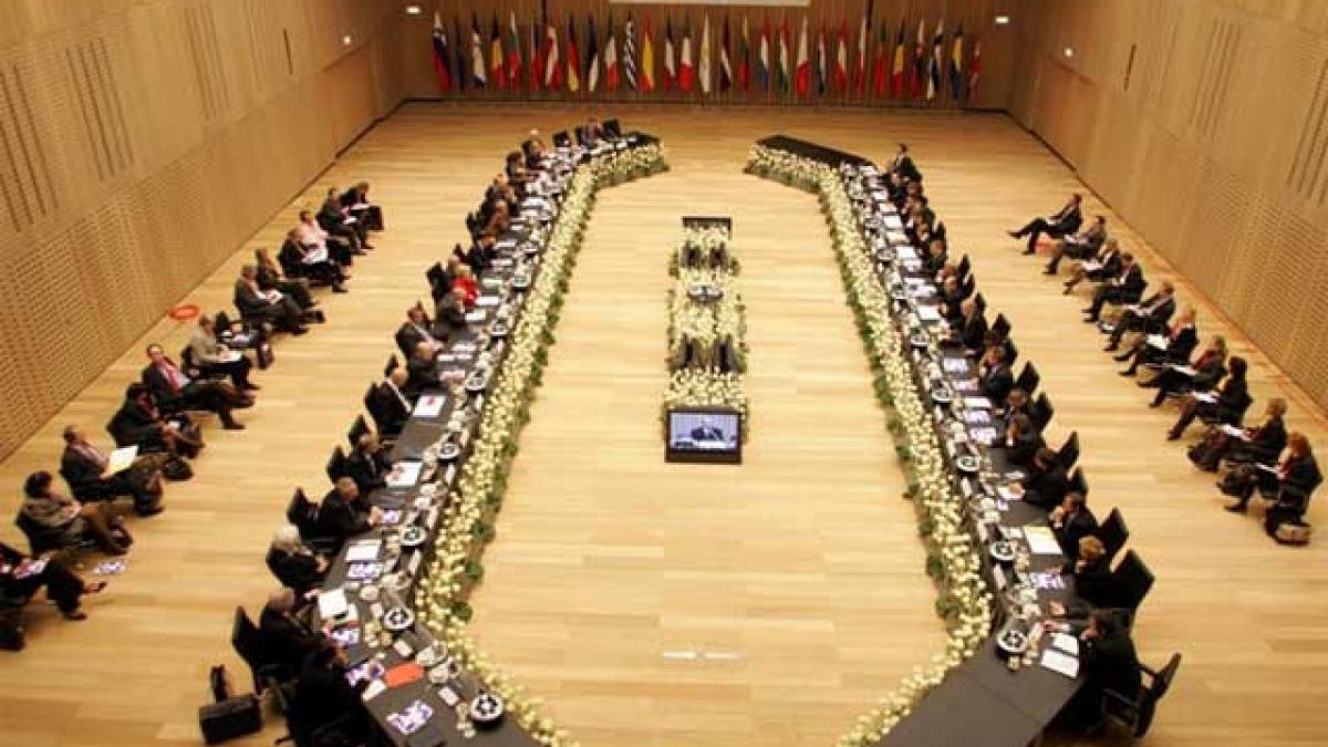 Jaful comisarilor europeni.  Şefii de la Bruxelles se comportă ca o curte regală.
