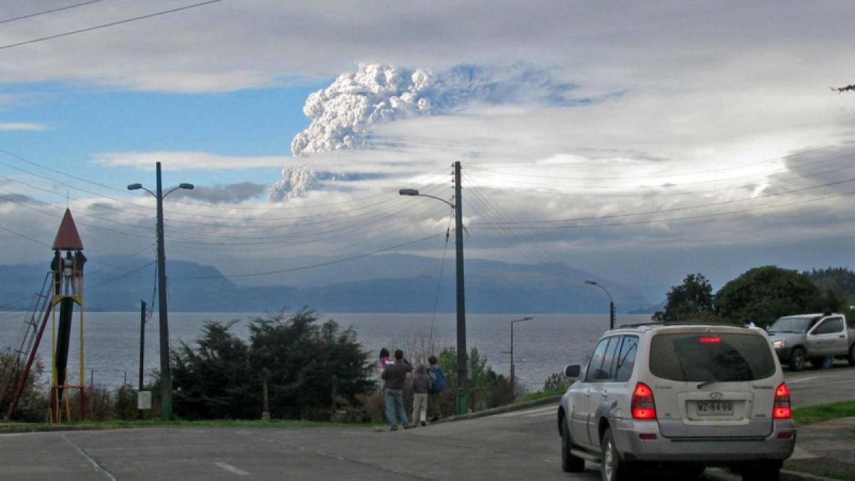 Chile: Mii de persoane evacuate, în urma erupţiei vulcanului Puyehue.