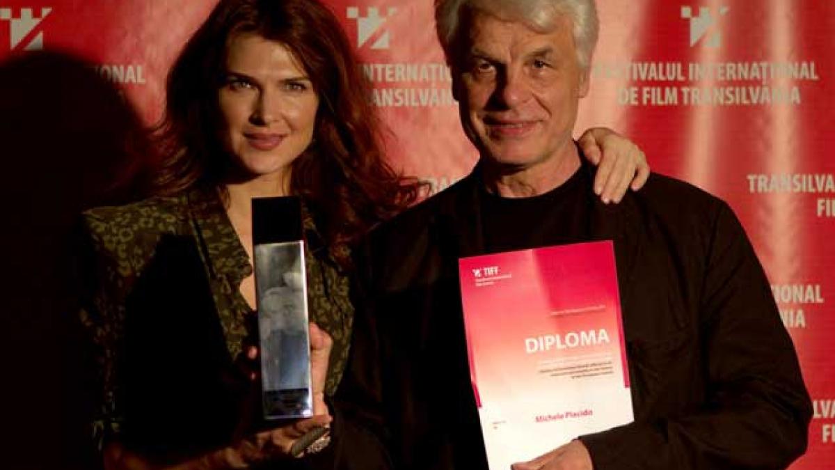 Michele Placido rămâne Cattani.
