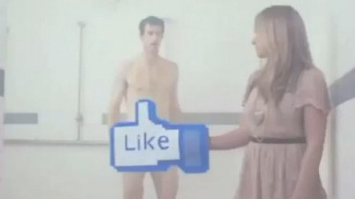Andy Murray îşi promovează dezbrăcat pagina de Facebook.