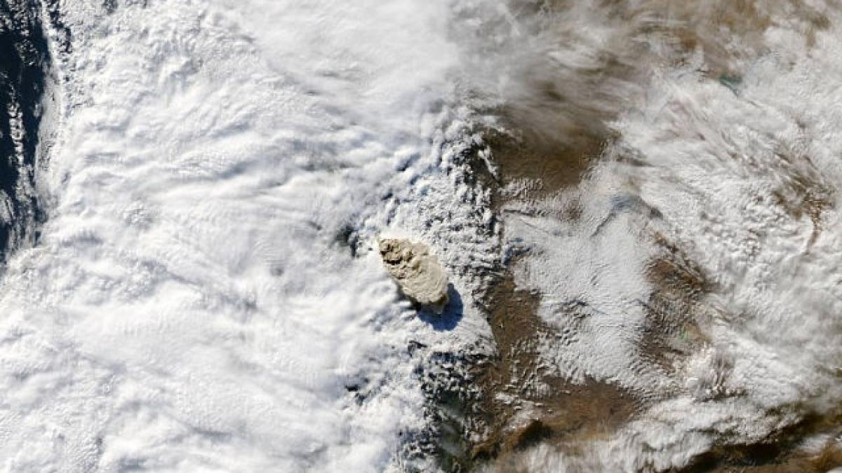 Incredibil: erupţia vulcanului din Chile văzută din satelit.
