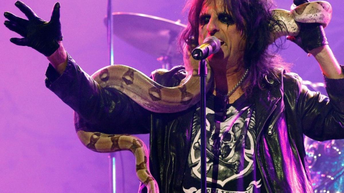 Alice Cooper i-a ţinut pistolul la tâmplă lui Elvis Presley.