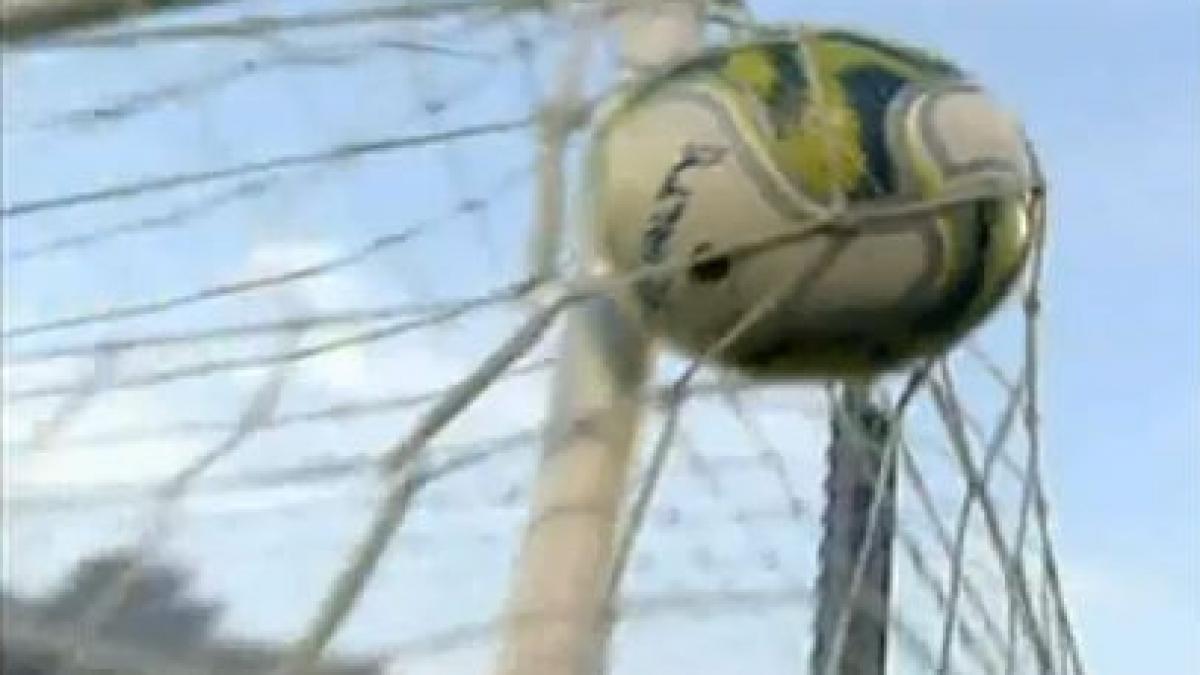 A ascuns mingea la vinclu! Balonul n-a mai căzut din plasă.