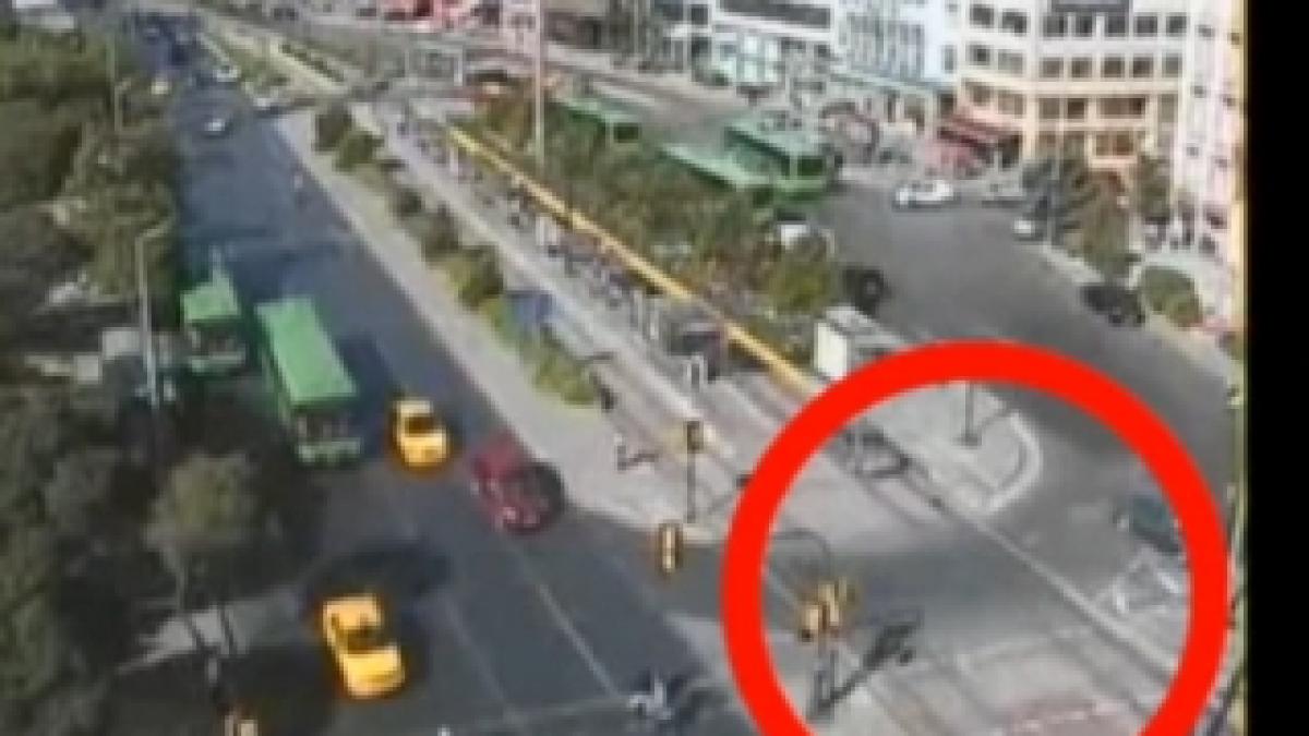Incredibil: a gonit prin Istanbul cu un poliţist pe capotă! - video.
