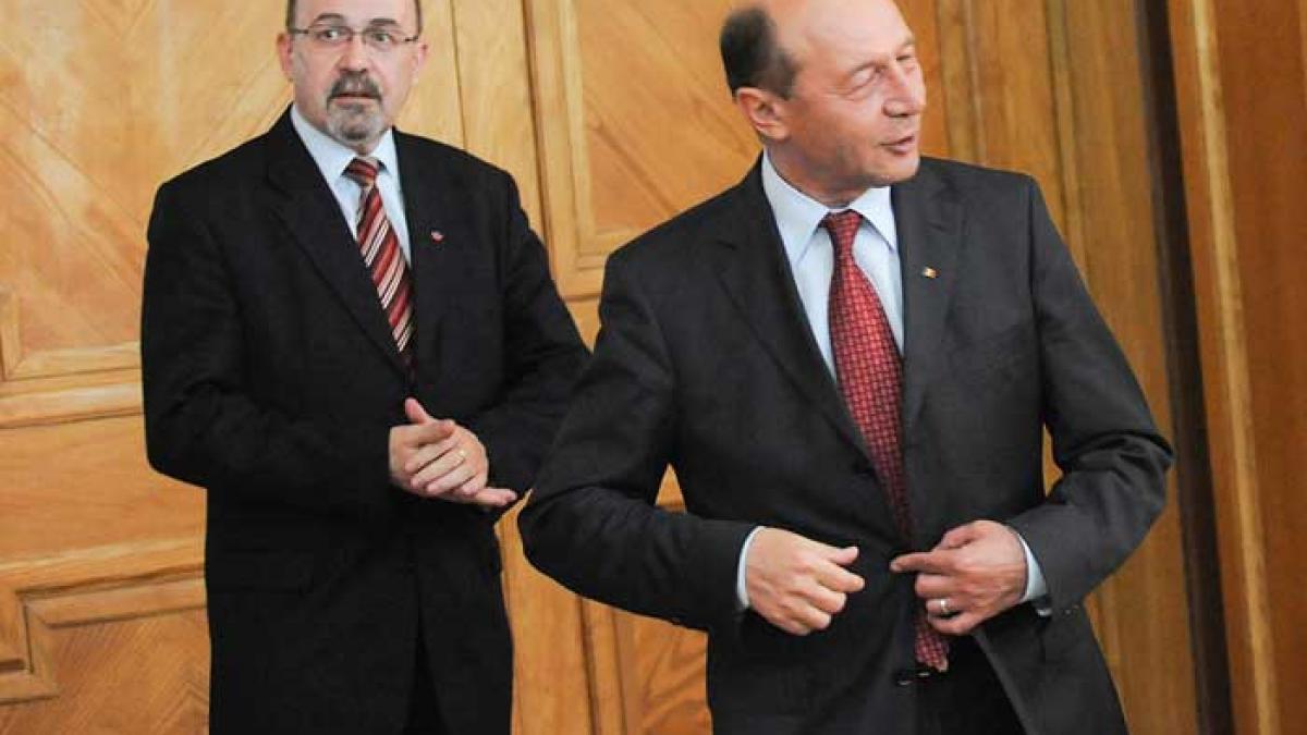 Lui Băsescu i se dă cu harta în cap.