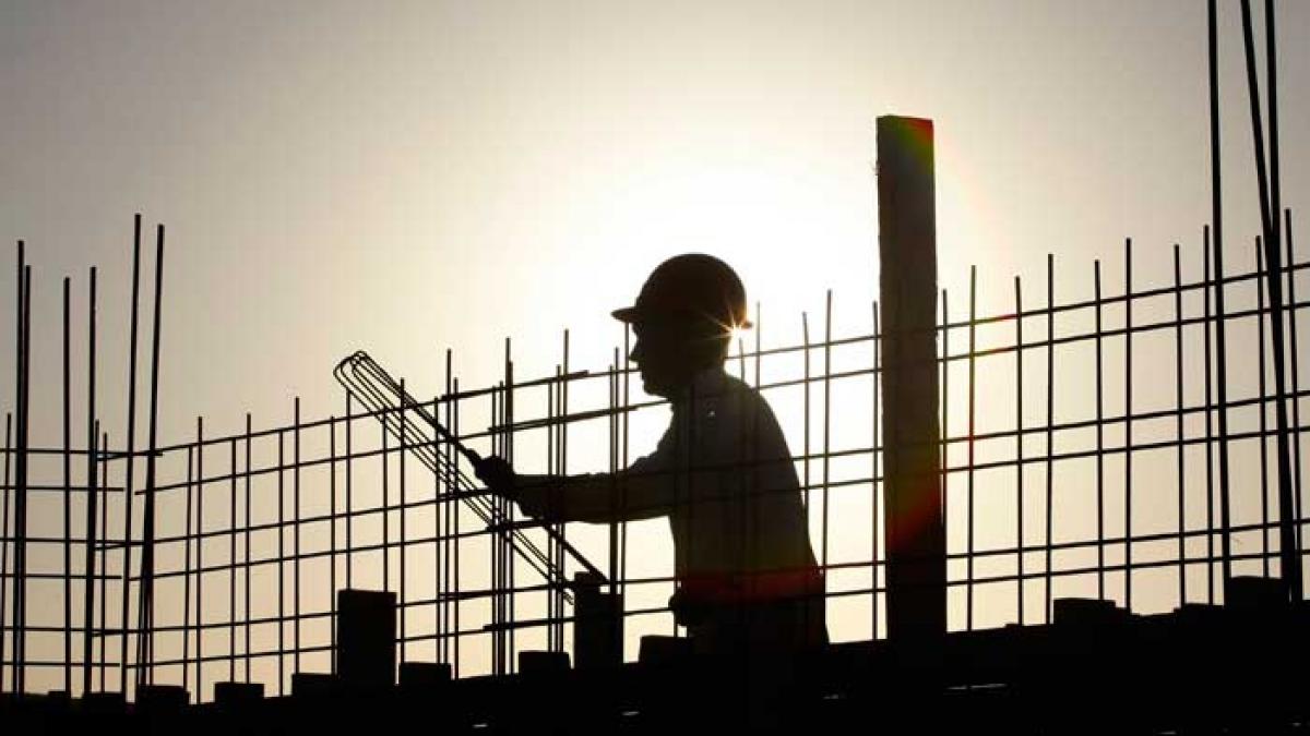Udrea modifică legea autorizării construcţiilor: încălcarea avizelor se pedepseşte cu buldozerul.