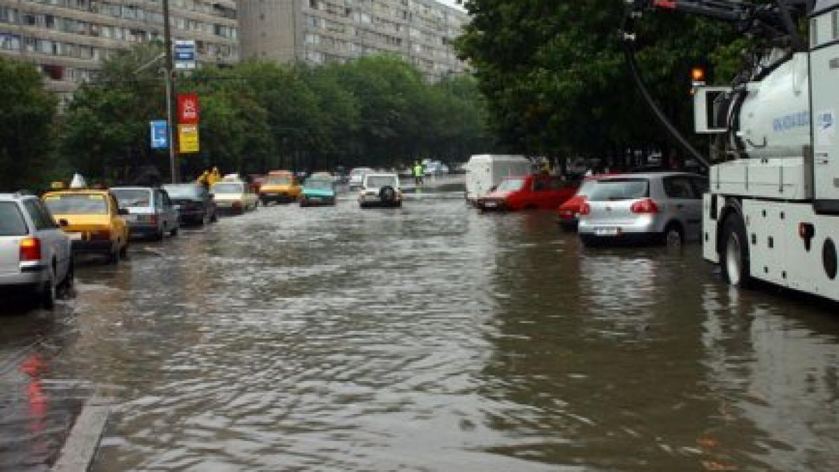 Capitala sub ape, după 30 de minute de ploaie torenţială.