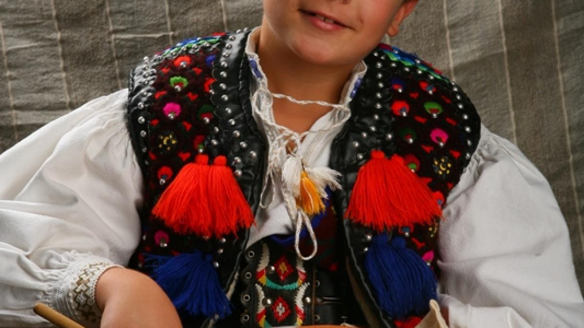 "Învârtita" moroşenilor, cu coleşă şi horincă.