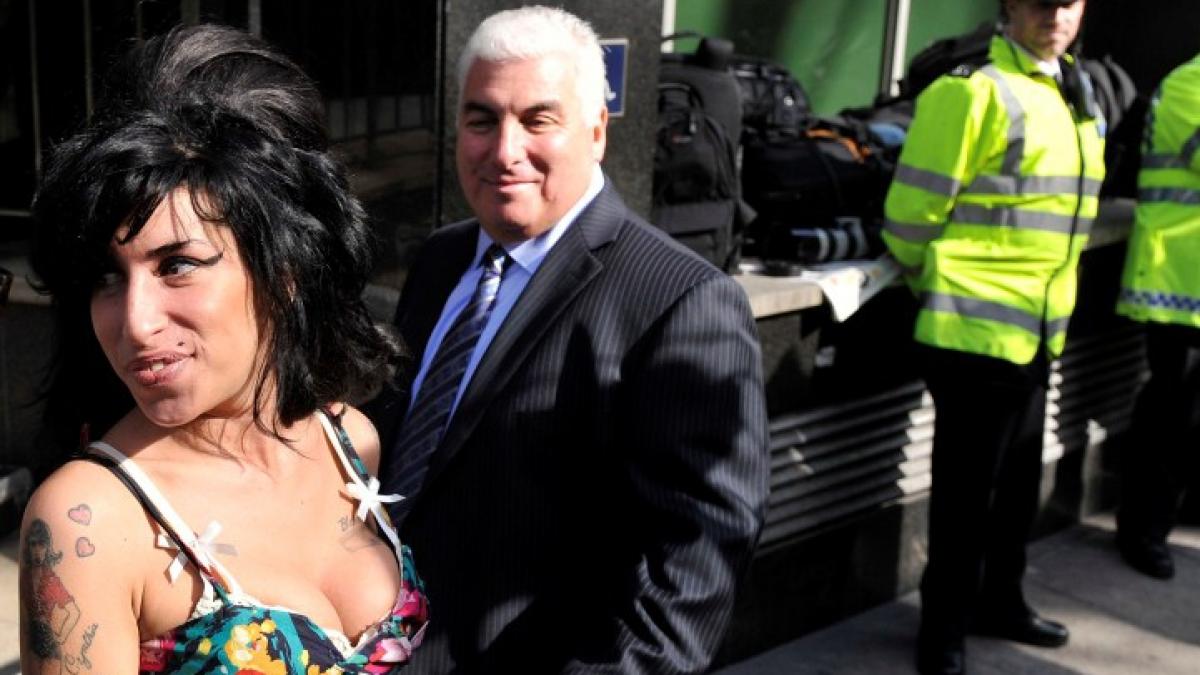 Amy Winehouse, supravegheată de impresari să nu mai bea alcool.