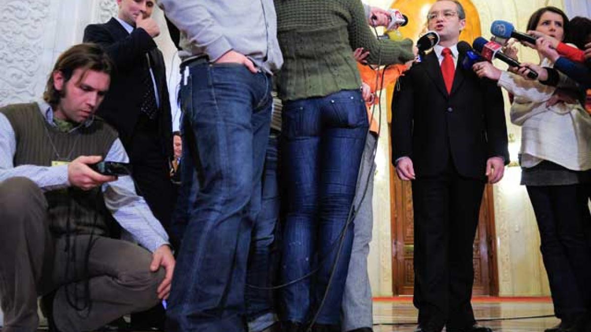 În cruciada pentru noua hartă, Boc arată pisica presei.