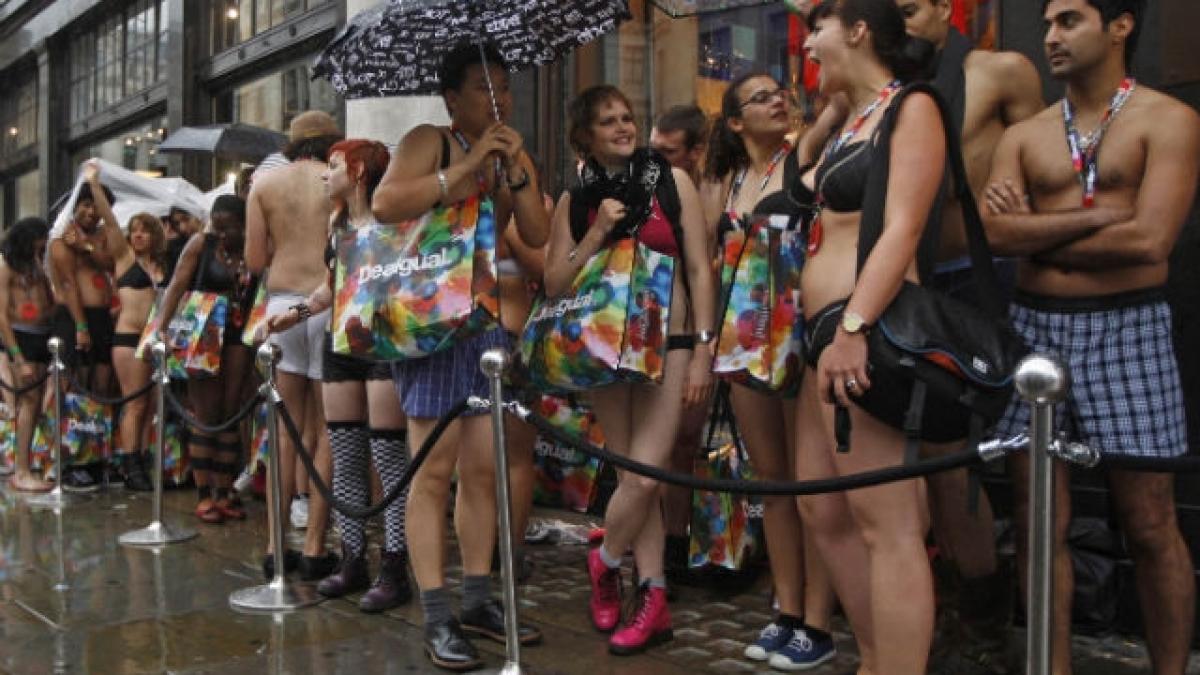 Haine gratis pentru clienţii îmbrăcaţi sumar - video.