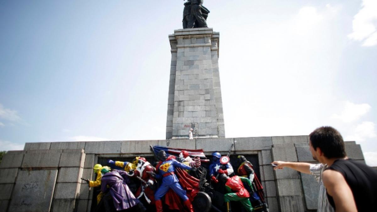 Monumentul Sovietic din Bulgaria, transformat peste noapte în personaje de benzi desenate.