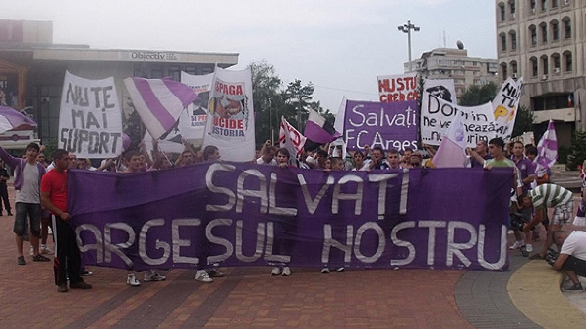 Suporterii lui FC Argeş nu sunt de acord ca Steaua să joace la Piteşti.