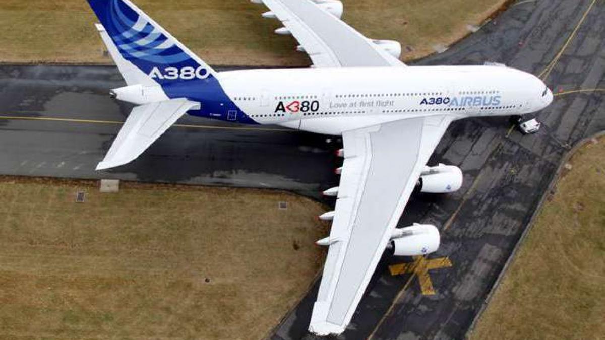 Un Airbus A380 s-a ciocnit de o clădire la un show aeronautic.