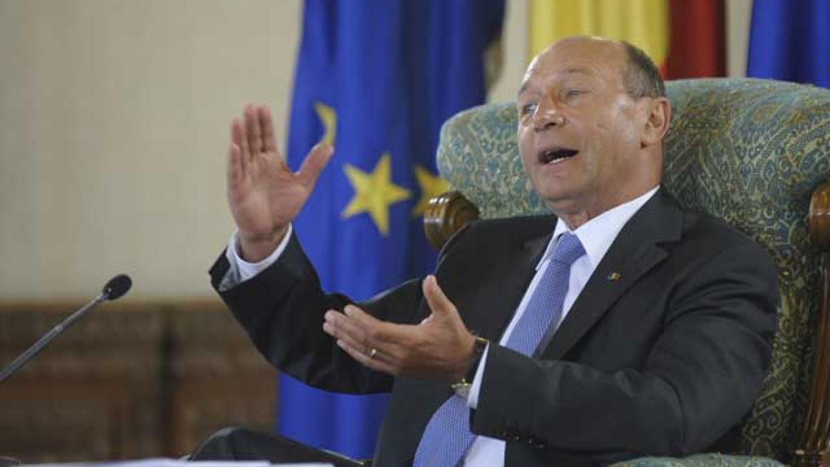 Băsescu - dispus să negocieze harta mega-judeţelor, dar nu şi proiectul Constituţiei.