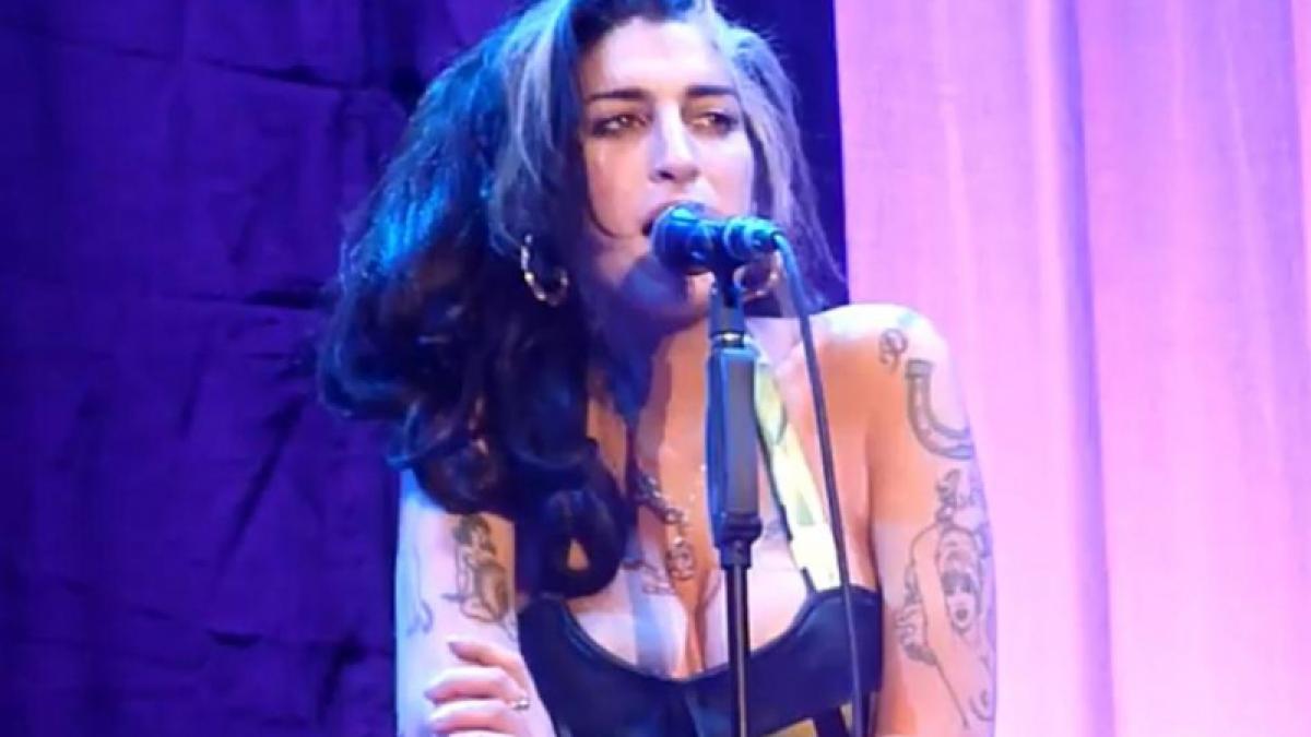 Amy Winehouse a urcat cu forţa pe scenă la Belgrad.