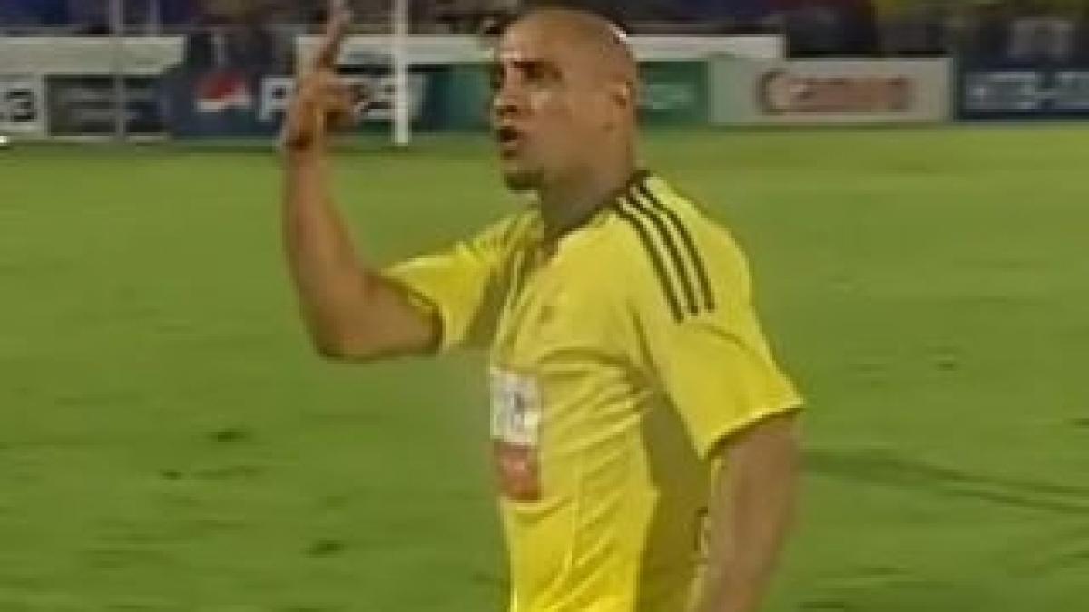 Fanii Kryliei Sovietov au aruncat cu banane în Roberto Carlos