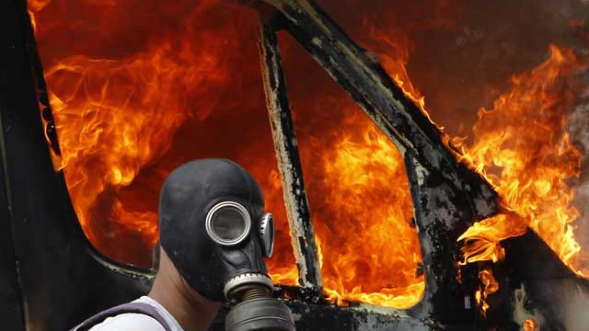 Grecia arde, iar preşedintele se piaptănă cu Băsescu
