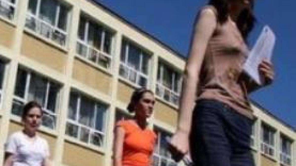 Prinşi la copiat: Aproape toţi elevii unui liceu din Hunedoara, daţi afară de la BAC