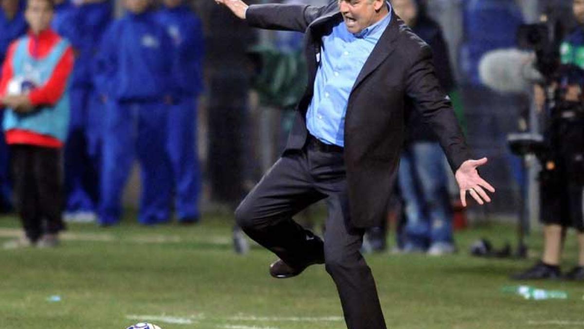 Dinamo se joacă de-a antrenorul