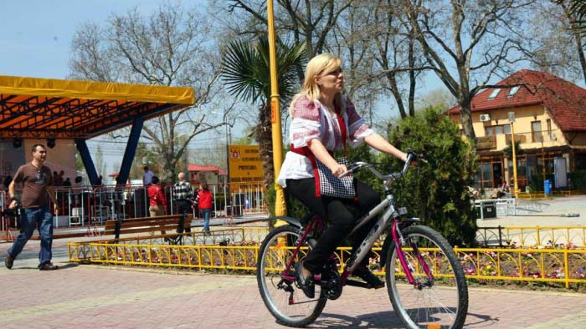 12 milioane de euro de la Borbely, pentru piste de biciclete. Vezi cât dă Udrea pe studierea "drumurilor verzi"