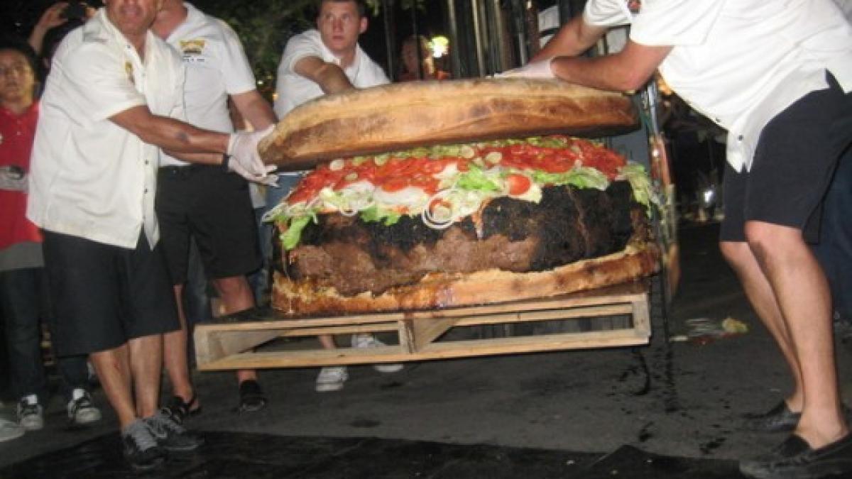 Recorduri bizare: cel mai mare hamburger din lume are 352 de kilograme