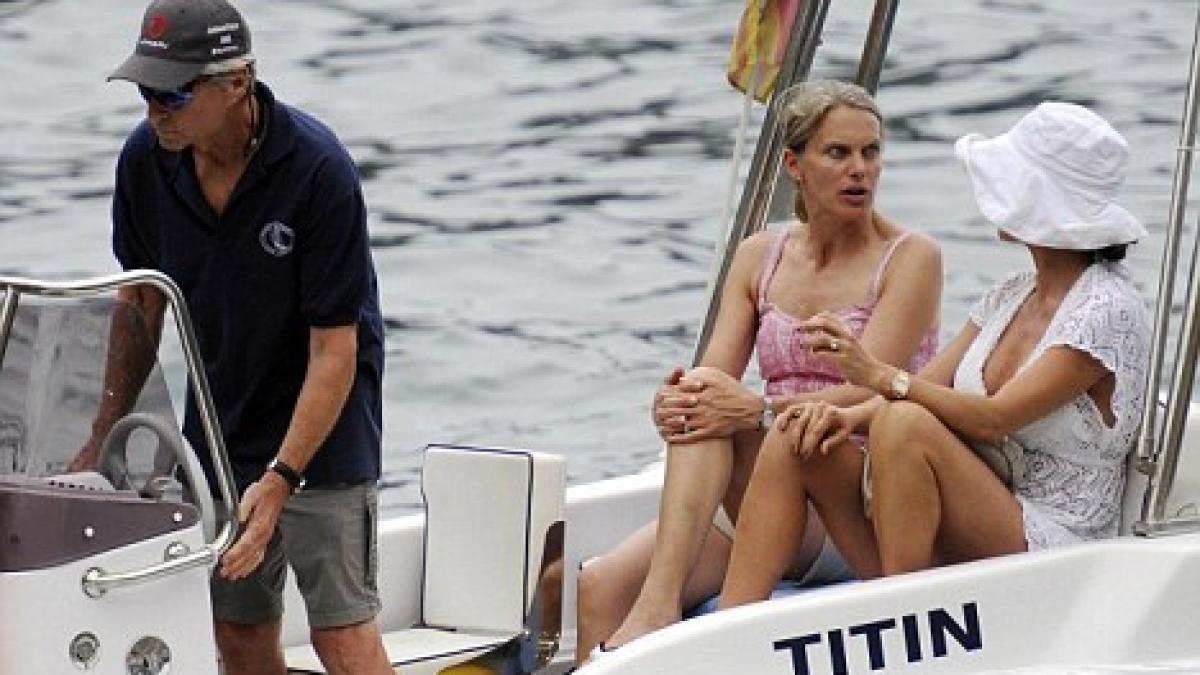 Michael Douglas şi Catherine Zeta-Jones au plecat într-o binemeritată vacanţă