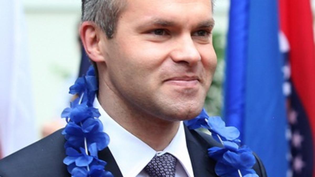 Funeriu cumpără semne de circulaţie şi păpuşi