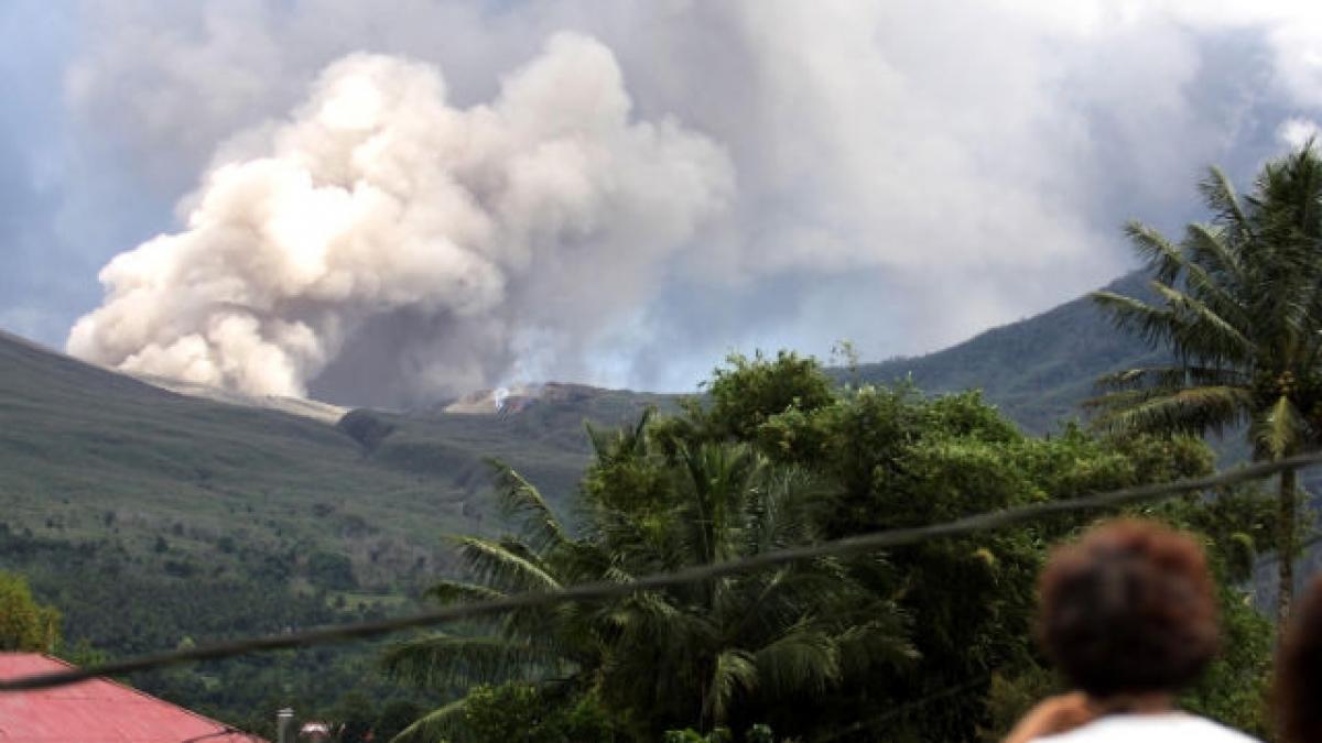 Erupţie spectaculoasă a vulcanului indonezian Lokon – video