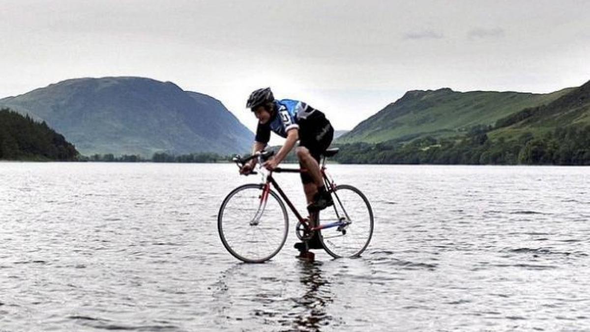 Sfidează gravitaţia! Un tânăr merge cu bicicleta pe un lac adânc de 23 de metri!