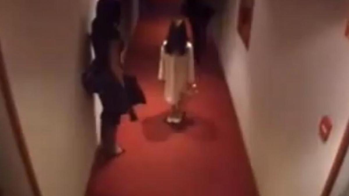 O fetiţă bagă în sperieţi oaspeţii unui hotel. Vezi de ce! (Video)