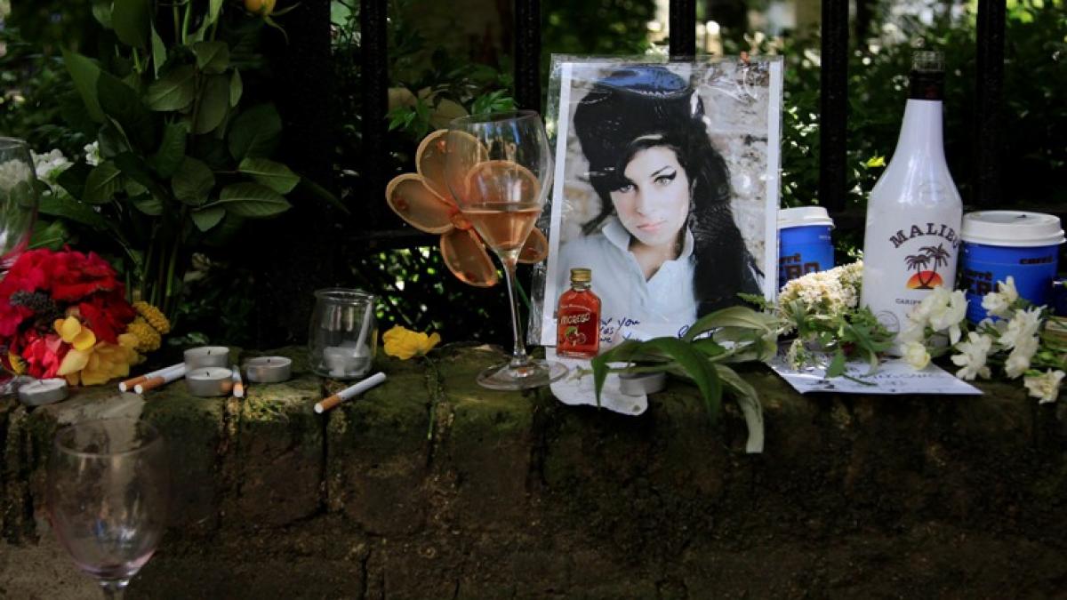 Telefonul lui Amy Winehouse, "spart" de tabloide