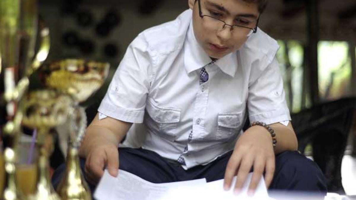 Copiii geniali ai României. Antrenat pentru succes: la 3 ani citea, la 13 e specialist în matematică, fizică, chimie... karate