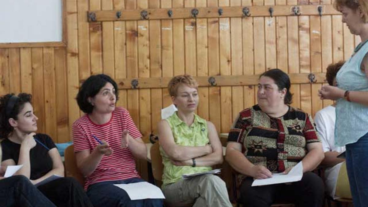 Peripeţiile părinţilor de supradotaţi. Cum te descurci cu o mogâldeaţă care gândeşte ca un adult