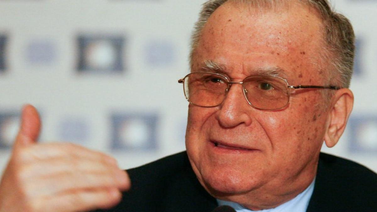 Iliescu: Băsescu răstămălceşte Constituţia. Pentru asta sunt măsuri constituţionale, ca suspendarea