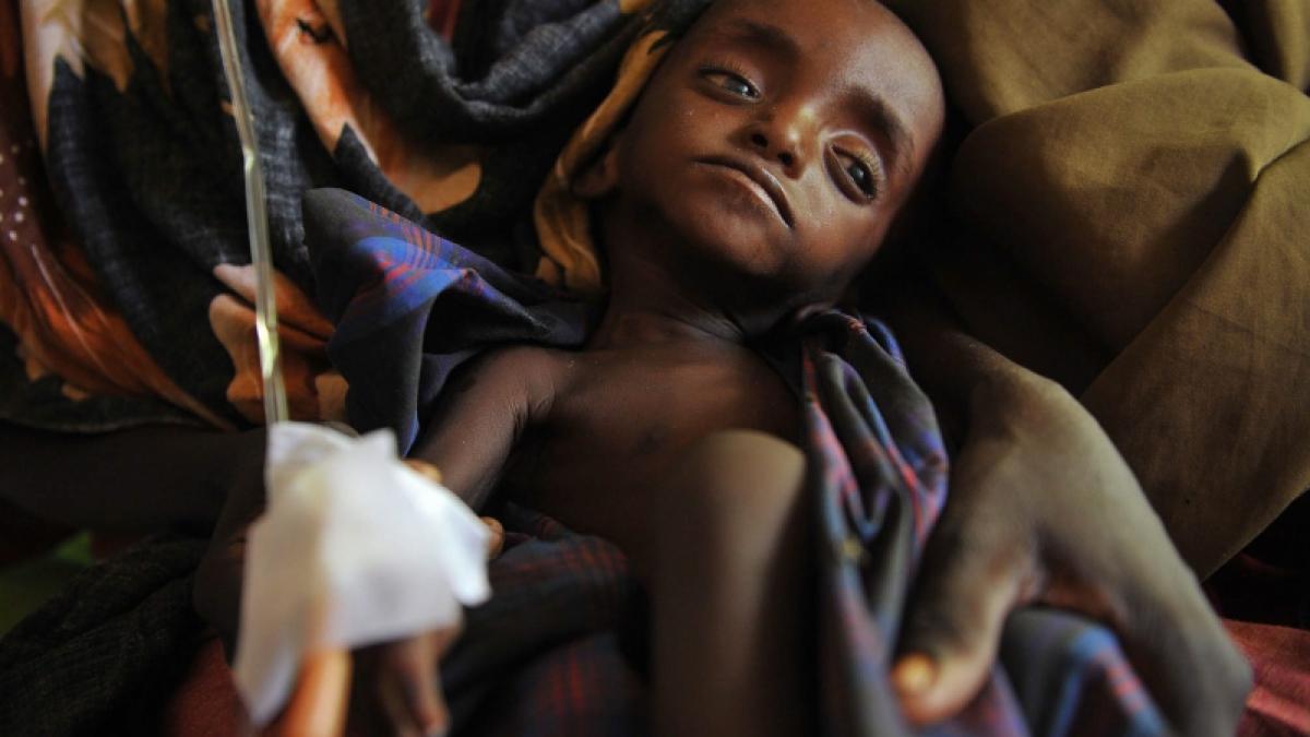 Imagini cutremurătoare din Somalia: 500.000 de copii în pragul morţii, din cauza foametei  (VIDEO)