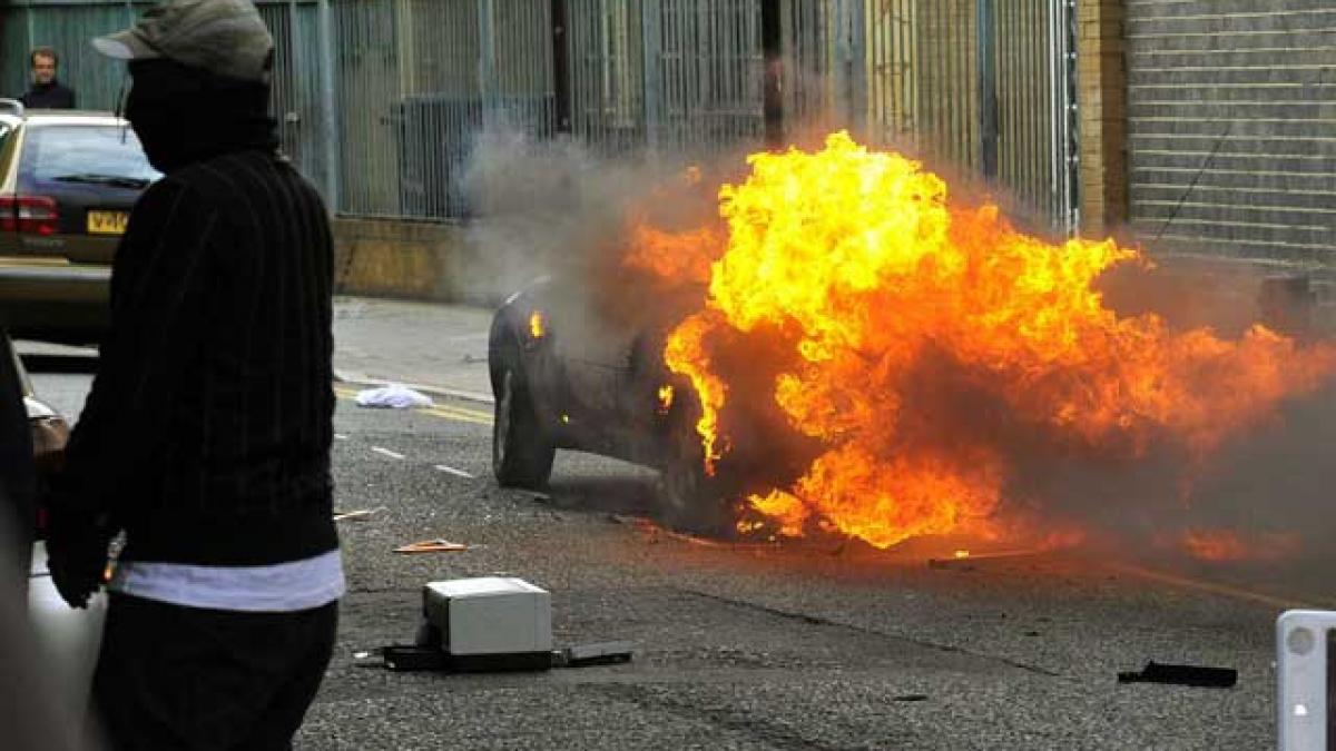 Noi violenţe de stradă în Londra. Gloata violentă a incendiat maşini şi a jefuit magazine (VIDEO)