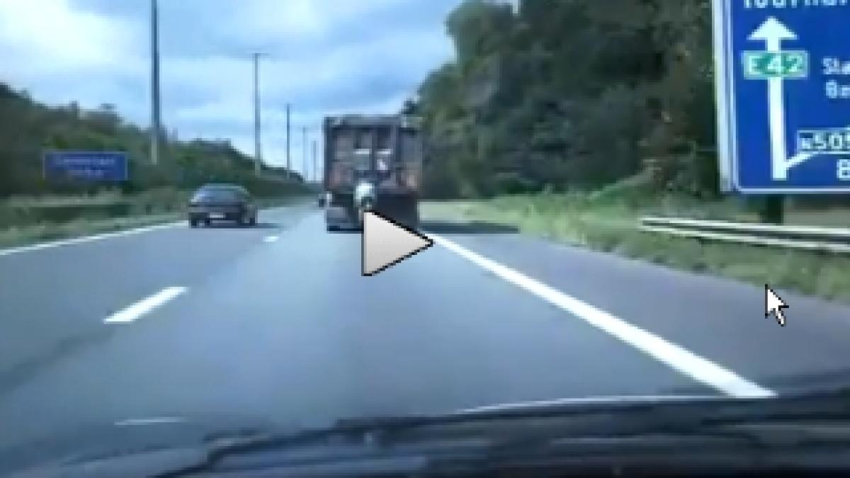 Incredibil: un biciclist a rulat cu 100km/h pe o autostradă din Belgia (VIDEO)