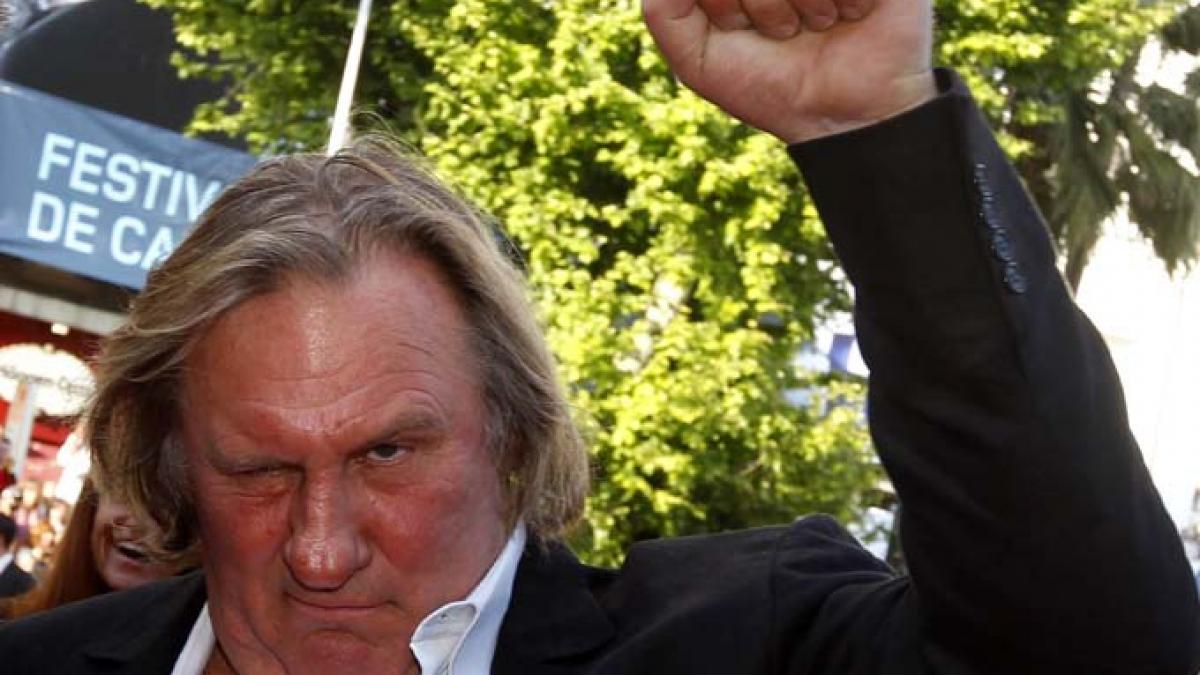 Beat mort, Gerard Depardieu a urinat pe podeaua unui avion