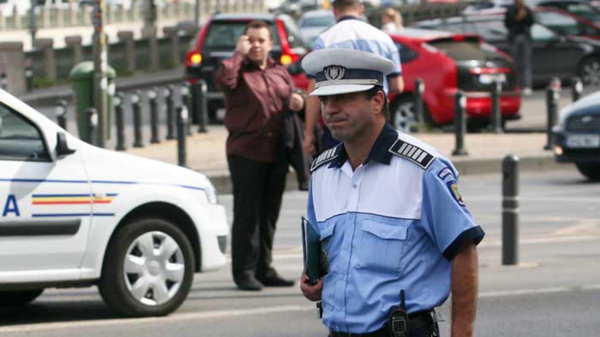 Gloanţe şi haine pentru poliţişti