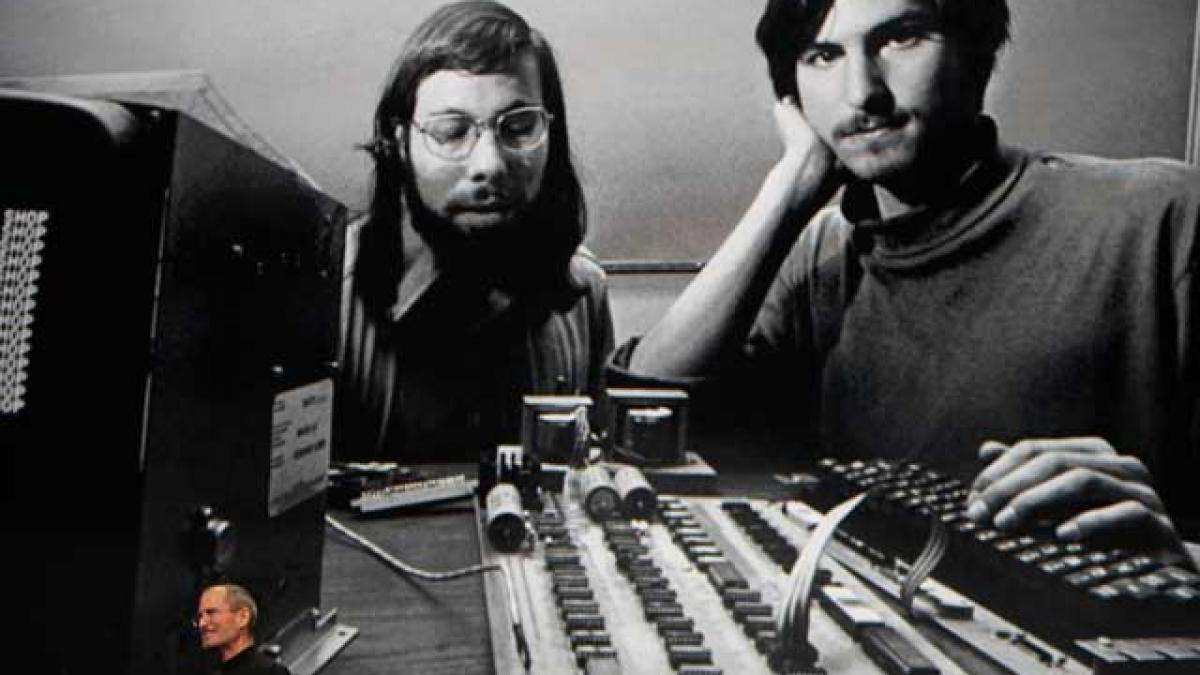 Apple, de la o firmă de garaj, la cea mai mare corporaţie a lumii